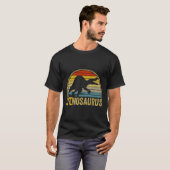 Funny Pi Day Pun - Spinosaurus Dinosaur Math Teach Tシャツ (正面フル)