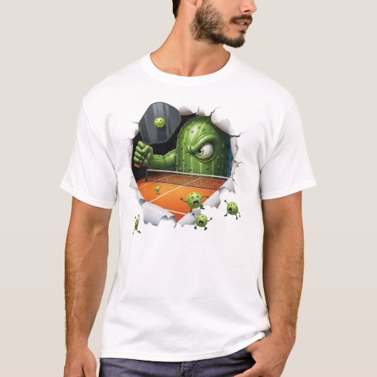 Funny Pickleball Creature Dominates Court Scene Tシャツ (正面)