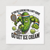 Funny Pickleball Lover Pun with a Pickle Playing エンクロージャーカード (裏面)
