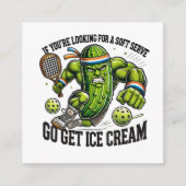 Funny Pickleball Lover Pun with a Pickle Playing エンクロージャーカード (正面)