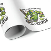 Funny Pickleball Lover Pun with a Pickle Playing ラッピングペーパー (ロールコーナー)