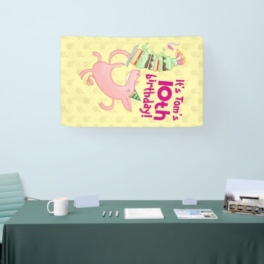 Funny Pig Name & Age Birthday Party Cake Cartoon 横断幕 (トレードショー)