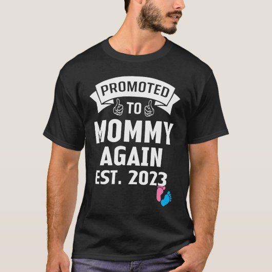 Funny Promoted To Mom Again 2023 Gender Reveal Pin Tシャツ (正面)