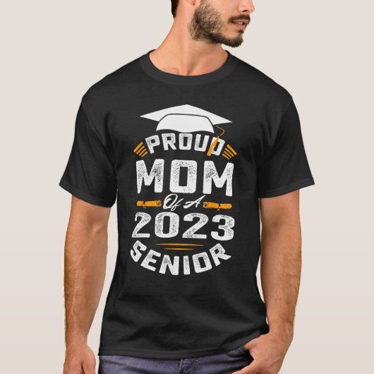 Funny Proud Mom Of A 2023 Senior T-Shirt Graduatio Tシャツ (正面)