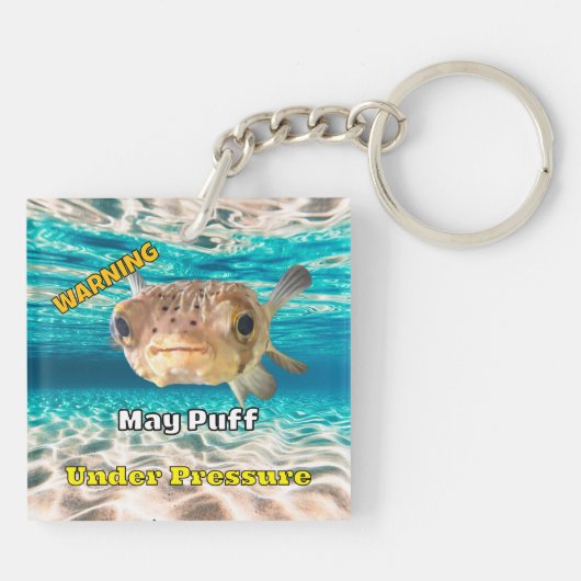 Funny Puffer Fish Warning: May Puff Under Pressure キーホルダー (裏面)