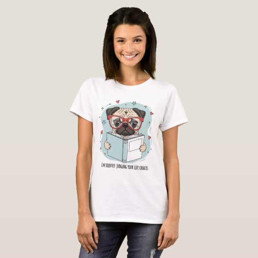 Funny Pug Reading Book T-Shirt – "I'm Silently Jud Tシャツ (正面フル)
