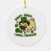 Funny Pug Treasure Hunting St. Patrick’s Day セラミックオーナメント (裏面)