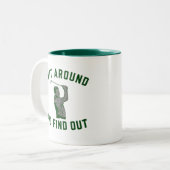 Funny Putt Around and Find Out Sarcastic Golfing F ツートーンマグカップ (正面左)