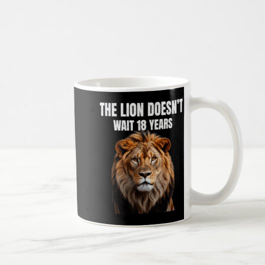 Funny Quotes The Lion Doesn't Wait 18 Years Men  コーヒーマグカップ (右)