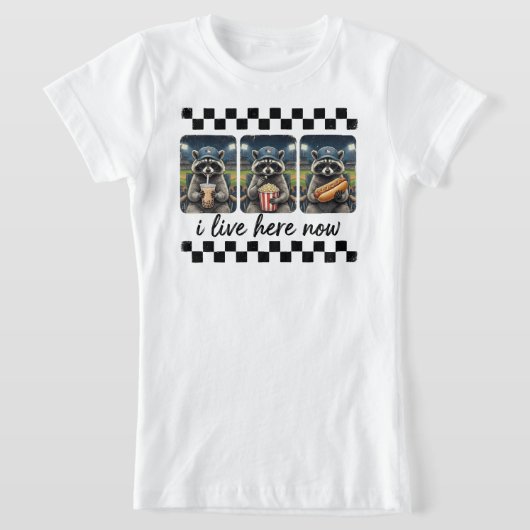 Funny Raccoon Baseball Fan – I Live Here Now Stadi Tシャツ (レイダウン)