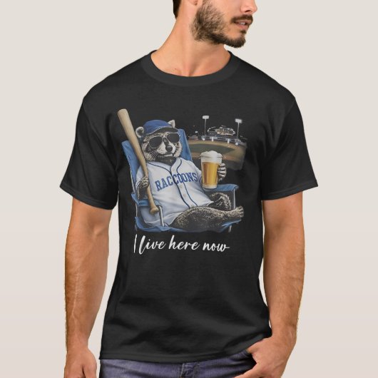 Funny Raccoon Beer Baseball Field I Live Here Now Tシャツ (正面)