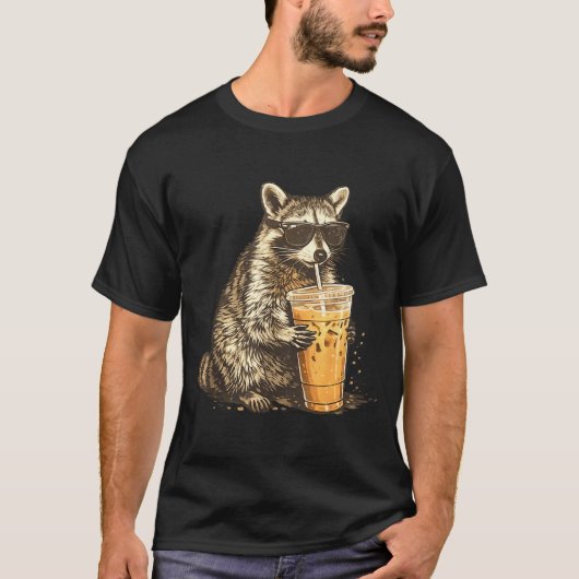 Funny raccoon drinking iced coffee animal meme men tシャツ (正面)