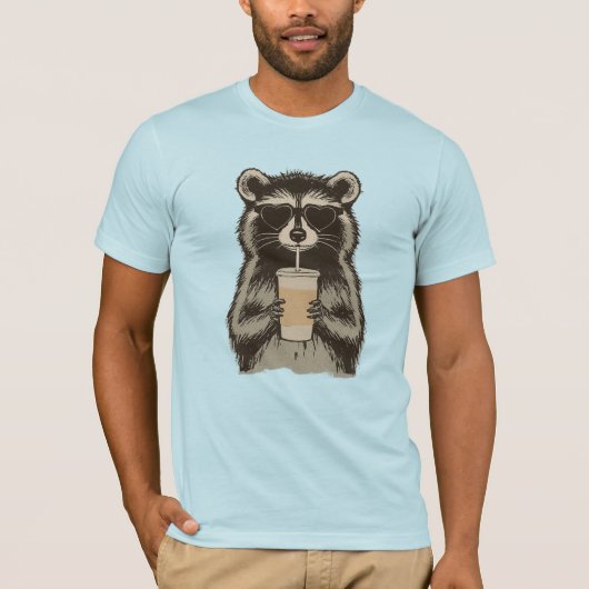 Funny Raccoon Drinking Iced Coffee Tシャツ (正面)