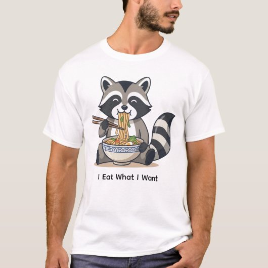 Funny Raccoon Eating Ramen "I Eat What I Want" Tシャツ (正面)