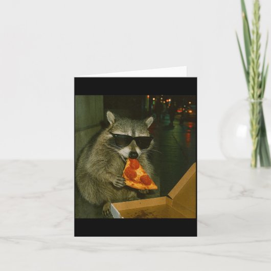 Funny Raccoon Eating Zza Animal Meme  カード (正面)