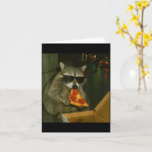 Funny Raccoon Eating Zza Animal Meme  カード (黄色い花)