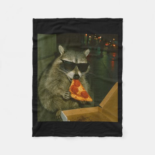 Funny Raccoon Eating Zza Animal Meme  フリースブランケット (正面)