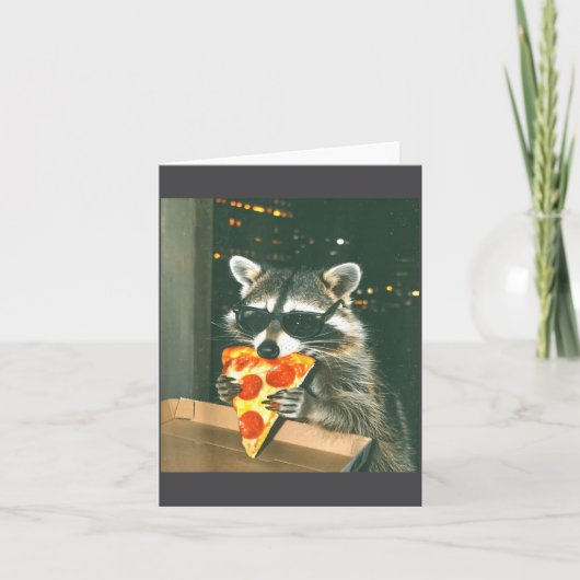 Funny Raccoon Eating Zza Animal Meme Men Women Kid カード (正面)