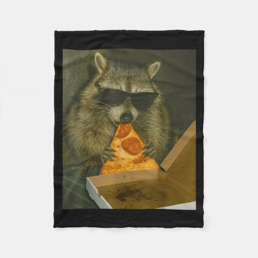 Funny Raccoon Eating Zza Animal Meme Raccoon  フリースブランケット (正面)