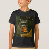 Funny Raccoon Eating Zza Animal Meme  Tシャツ (正面)