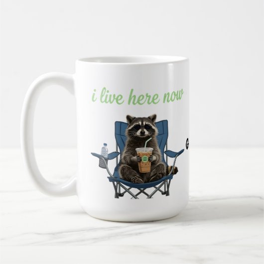 Funny Raccoon Iced Coffee I Live Here Now  コーヒーマグカップ (左)