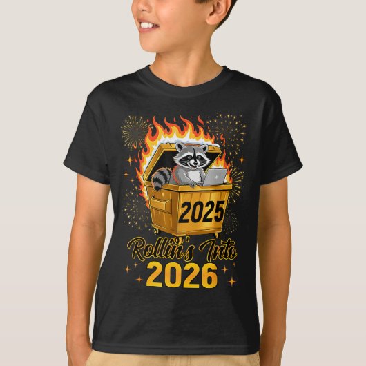 Funny Raccoon Rollin's Into 2026 New Year Matching Tシャツ (正面)