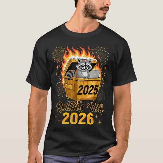 Funny Raccoon Rollin's Into 2026 New Year Matching Tシャツ (正面)