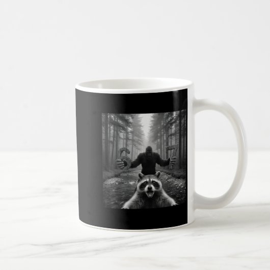Funny Raccoon Selfie With Bigfoot 67 Six Seven Mem コーヒーマグカップ (右)
