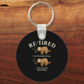 Funny Re-tired Definition Sloth キーホルダー (正面)