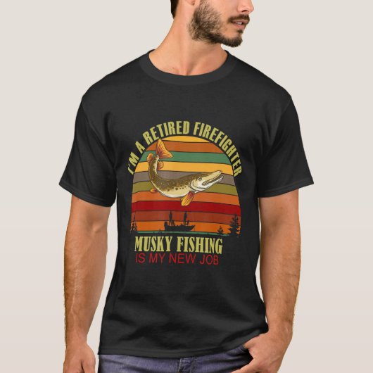 Funny Retired Firefighter New Job Musky Fishing Tシャツ (正面)