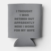 Funny Retired Works for Wife Husband Gift Humor 缶クーラー (正面)