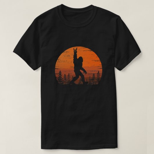Funny Retro Bigfoot Rock Roll Shirt Forest Sasquat Tシャツ (デザイン正面)