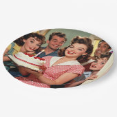 Funny Retro Friends Celebrating a Birthday ペーパープレート (アングル)