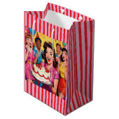 Funny Retro Pop Art Birthday Party Surprise ミディアムペーパーバッグ (正面アングル)