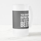 Funny Rhymes With St Patrick's Day Beer Pun フロストグラスビールジョッキ (正面右)