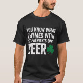 Funny Rhymes With St Patrick's Day Beer Pun Tシャツ (正面)