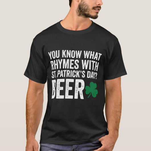 Funny Rhymes With St Patrick's Day Beer Pun Tシャツ (正面)