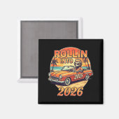 Funny Rollin Into 2026 Retro Car Sunset Vibes Artw マグネット (正面/裏面)