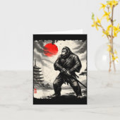 Funny Samurai Bigfoot Japanese Art Graphic Tee Ani カード (黄色い花)