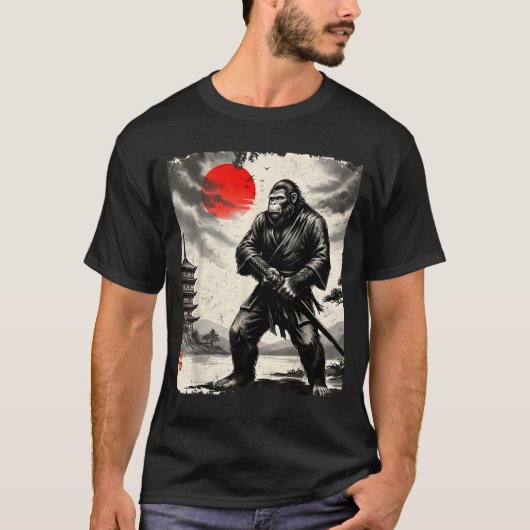 Funny Samurai Bigfoot Japanese Art Graphic Tee Ani Tシャツ (正面)