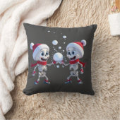 Funny Santa Skeletons Having a Snowball Fight  クッション (ブランケット)