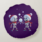 Funny Santa Skeletons Having a Snowball Fight  ラウンドクッション (裏面)