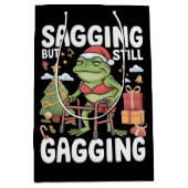 Funny SarcasticChristmas Sagging But Still Gagging ミディアムペーパーバッグ (正面)