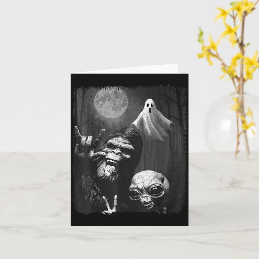 Funny Sasquatch &amp; Alien Rock On Hand Sign Ghos カード (黄色い花)