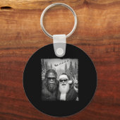 Funny Sasquatch Meme Cool Selfie With Santa Christ キーホルダー (正面)