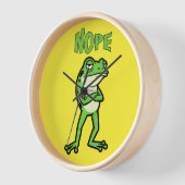 Funny Sassy Frog Nope, Grumpy Toads Cartoon Illus 壁時計 (傾斜)