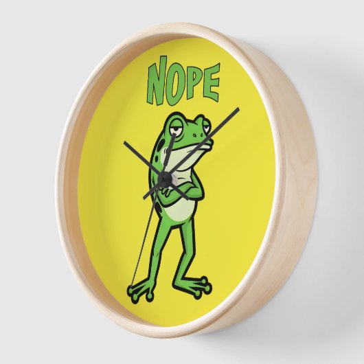 Funny Sassy Frog Nope, Grumpy Toads Cartoon Illus 壁時計 (傾斜)