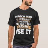 Funny Saying Common Sense Is Like Deodorant Joke W Tシャツ (正面)