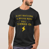 Funny Saying Electricians Always Keep You Turned O Tシャツ (正面)