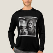 Funny Scared Bigfoot & Dog Watching UFO Alien トライブレンドTシャツ (正面)